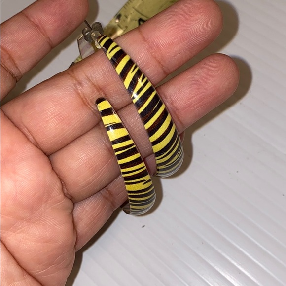 Yellow zebra hoop earrings - Picture 3 of 3
